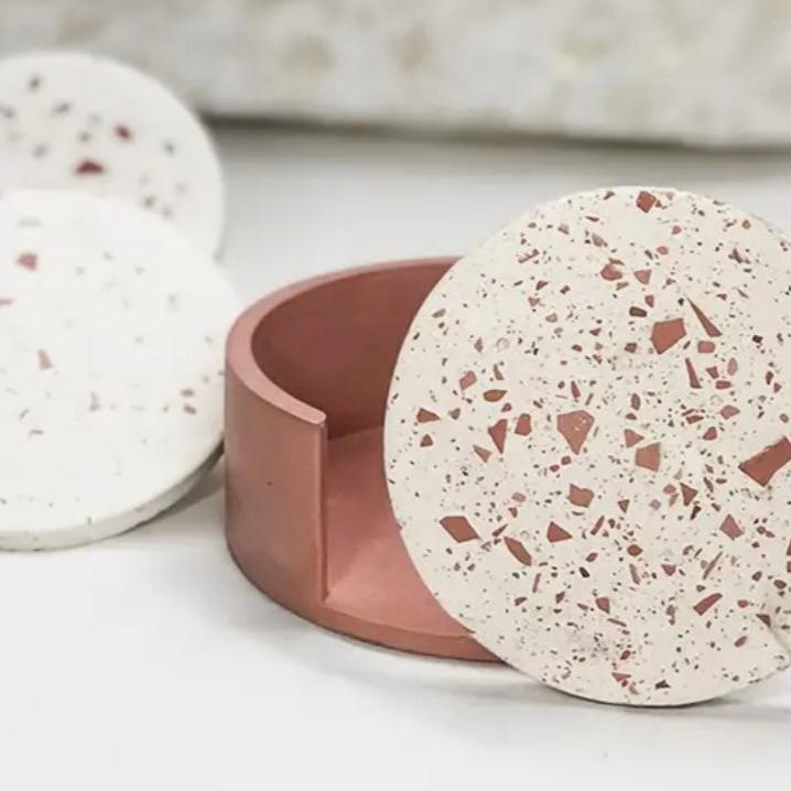 Ensemble de Sous-Verres en Terrazzo avec Support de Rangement – Élégance et Praticité